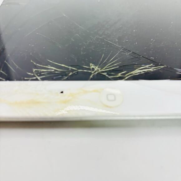 Used Apple iPad A1416 16GB - White - Damaged Screen. - Picture 12 of 15
